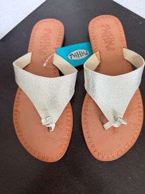 Metallic Gold Toe-Loop Women’s Sandals - Matisse